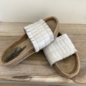 💚FREE PEOPLE💚 Leather slides